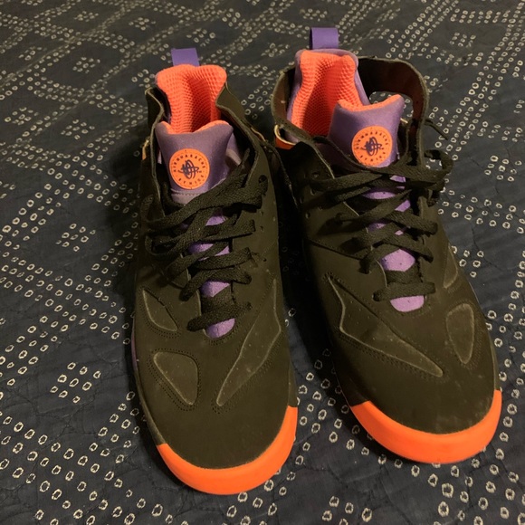 Nike Air Huaraches - Picture 2 of 5